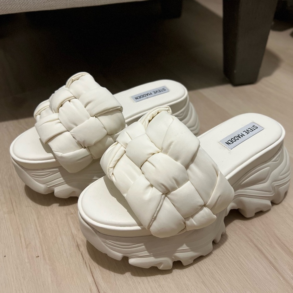 Steve Madden White Platform Sandals with Quilted Design - Vanisher